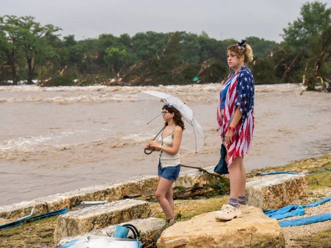 Desaparecen 23 niñas por devastadoras inundaciones en Texas; estaban de campamento