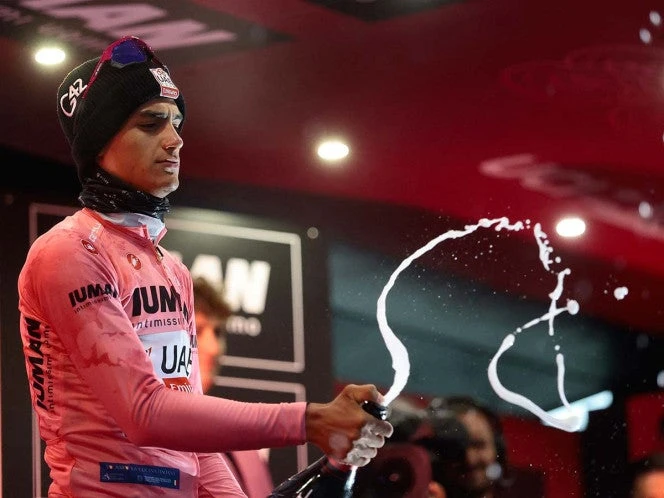 Mexicano Isaac del Toro sigue líder del Giro de Italia