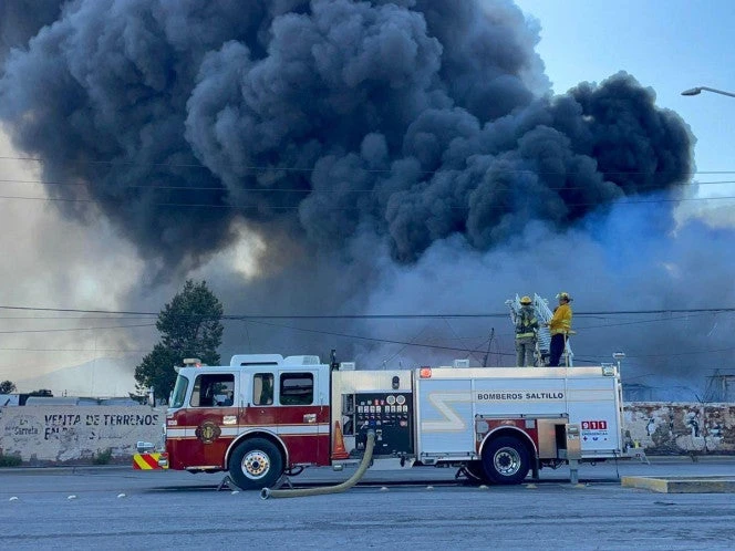 Se incendia recicladora en Coahuila; desalojan a 300 personas