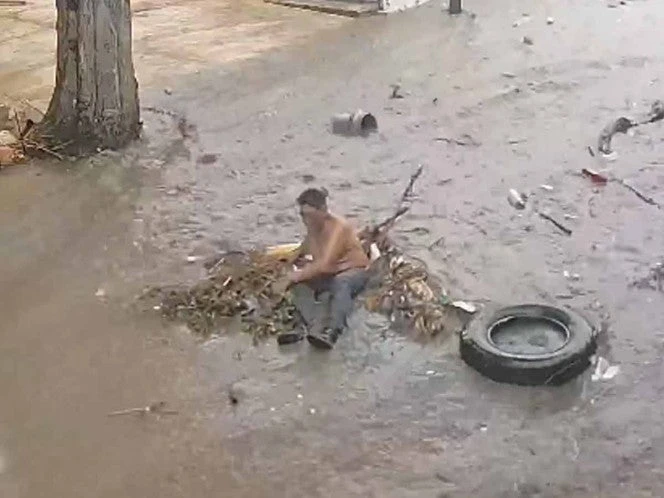 Captan a hombre en situación de calle flotando en la corriente tras colapso del drenaje en Campeche