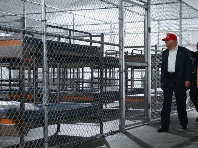 Trump inaugura el 'Alligator Alcatraz', la prisión migratoria rodeada de caimanes