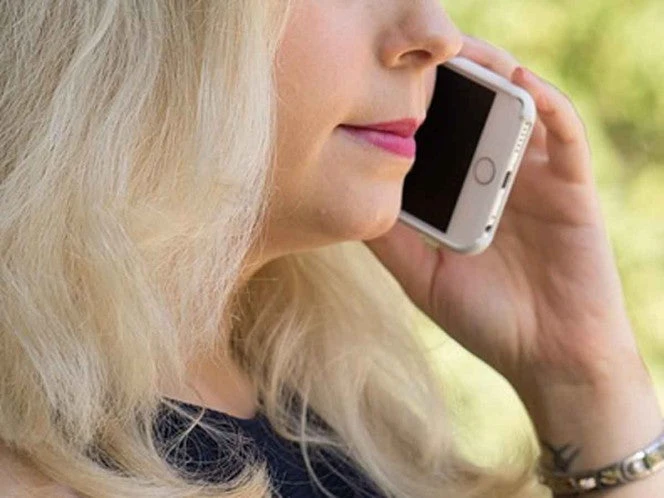 Más de la mitad de los mexicanos admite revisar el celular de su pareja sin permiso