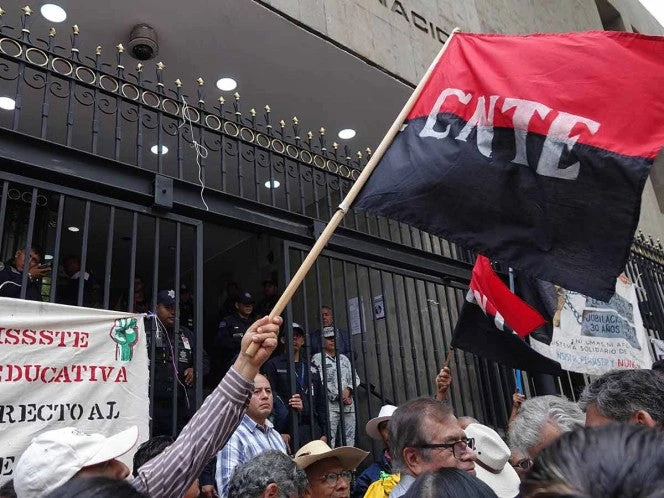 CNTE ingresa a Gobernación para continúan diálogo sobre peticiones magisteriales  