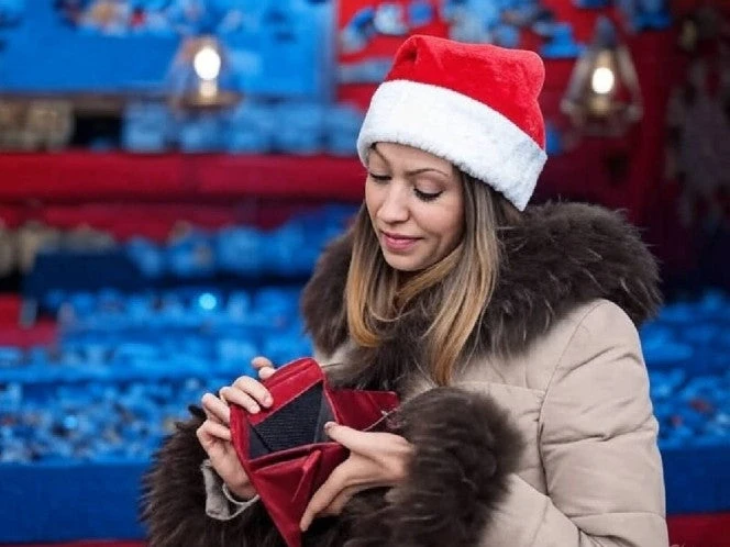 La inflación los alcanza: estadunidenses recortarán gasto navideño este 2025