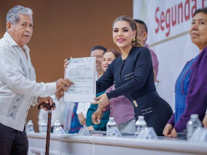 Evelyn Salgado entrega a 250 familias de Guerrero títulos de propiedad de la vivienda