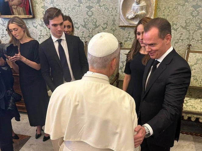 Olegario Vázquez Aldir se reúne con el Papa León XIV y lo invita a visitar México
