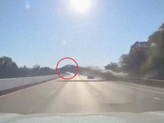 VIDEO: Coche sale 'volando' en una carretera... y el conductor solo resultó ileso