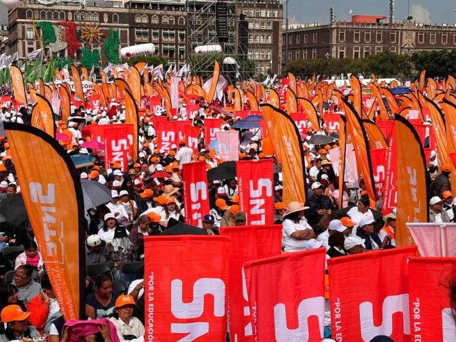 Acuden miles al Zócalo para escuhar a Sheinbaum