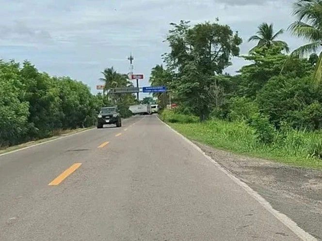 Confirman bloqueos carreteros en Sinaloa; cierran casetas y dejan varados a cientos de automovilistas