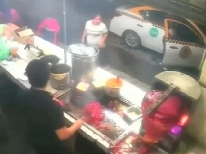 Mujer embarazada muere en puesto de tacos tras ser prensada por auto