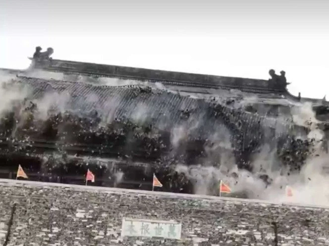 Graban VIDEO del desplome del techo de un templo en China