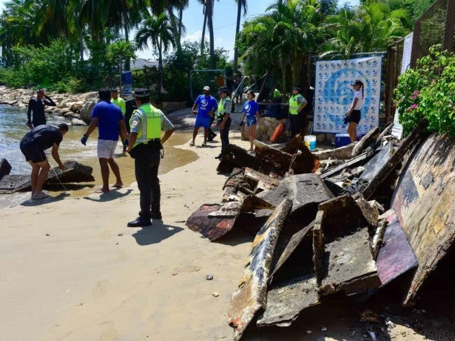 Voluntarios retiran basura de naufragios por Otis en Playa Honda, Acapulco