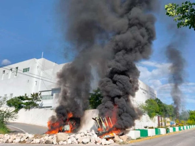 Destruyen normalistas oficinas del Palacio de Justicia de Iguala
