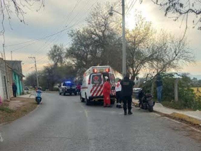 Mujer que llevaba a sus tres hijos a la escuela en motoneta y sin casco sufren accidente 