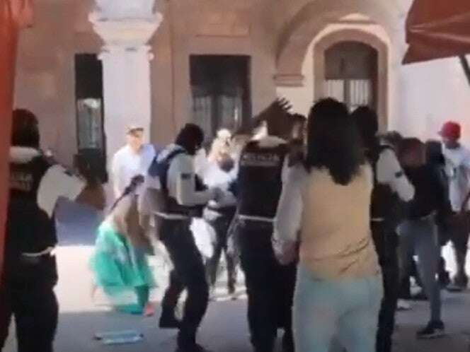 Artesanas se enfrentan con policías en pleno centro histórico de Querétaro 