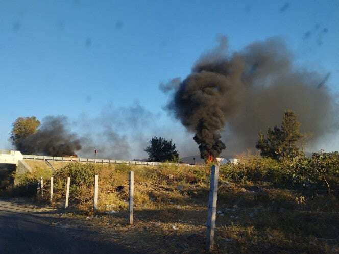 Enfrentamiento provoca bloqueos carreteros y quema de vehículos en Michoacán