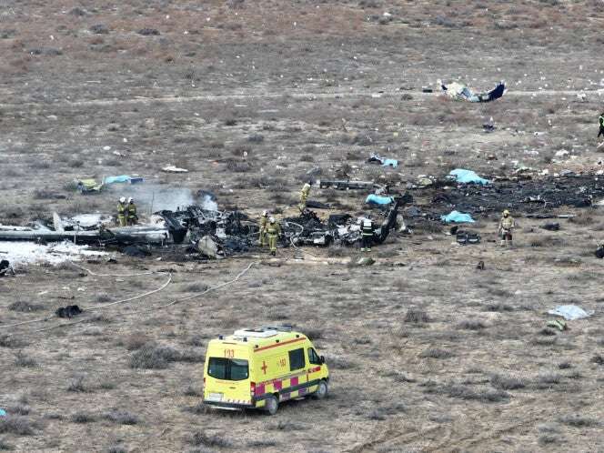 Avión de Azerbaijan Airlines se estrella en el Mar Caspio; graban VIDEO del accidente