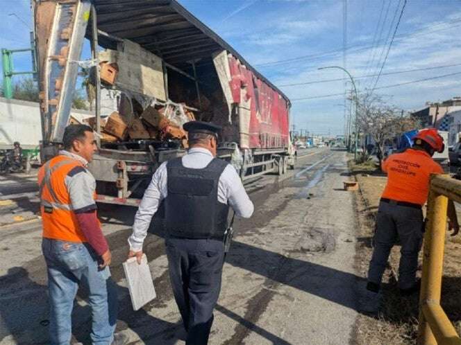 VIDEO: Rapiña de cervezas en NL; tráiler intenta ganarle el paso al tren y lo chocan