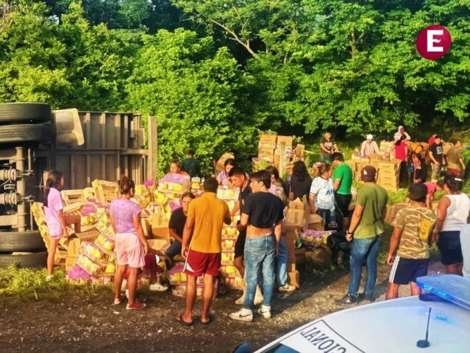 Vuelca tráiler en Chiapas... ¡pobladores se roban la mercancía!