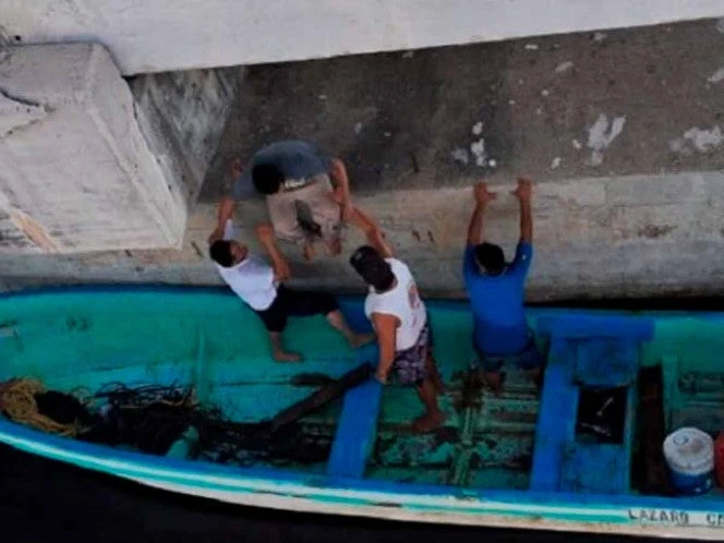 Hombre cae de un puente en Lázaro Cárdenas y sobrevive a zona infestada de cocodrilos 