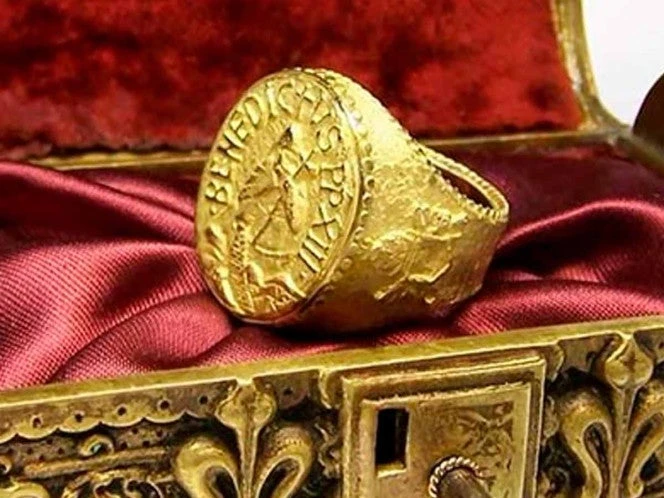 ¿Qué objetos recibe el Papa al iniciar su pontificado y qué significan?