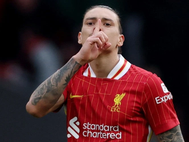 Liverpool remonta en Premier League y acaricia un nuevo título