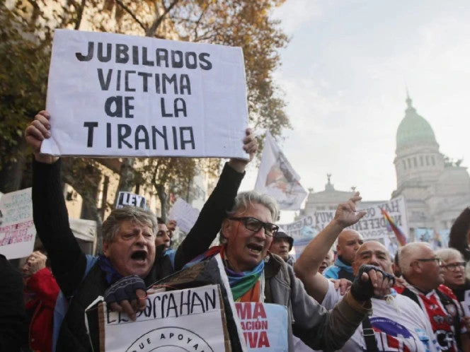 Feministas y trabajadores se unen a las protestas de los jubilados en Argentina