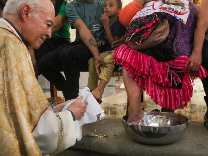Cardenal Aguiar Retes lava pies a madres buscadoras en la Catedral Metropolitana