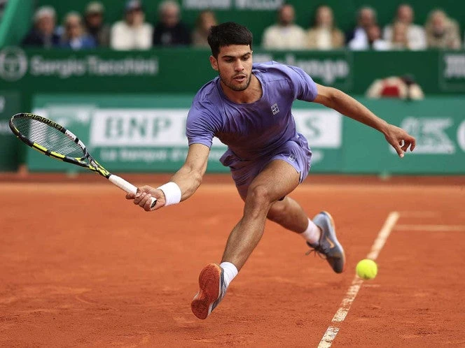 Carlos Alcaraz avanza sin problemas a cuartos del ATP de Barcelona