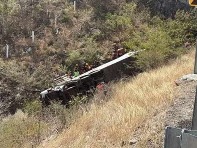 Declaran dos días de luto por accidente en el que fallecieron 18 simpatizantes de Morena en Oaxaca