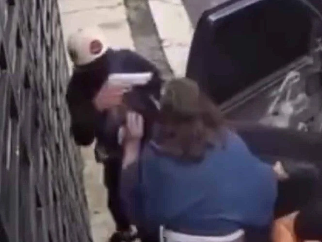Mujer se enfrenta a ladrones y evita el robo de su camioneta en Uruapan | VIDEO