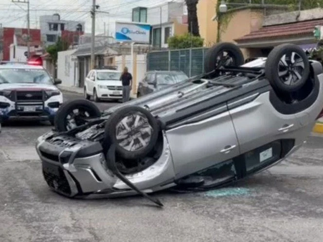 VIDEO: Camioneta recién salida de agencia vuelca en calles de Puebla