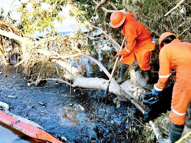 Apuran la limpieza de derrame en Veracruz; afirman que hubo respuesta rápida 
