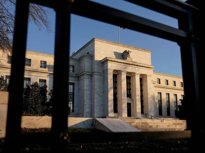 La Fed mantiene tasas... y prevé menos recortes por alza de inflación de EU