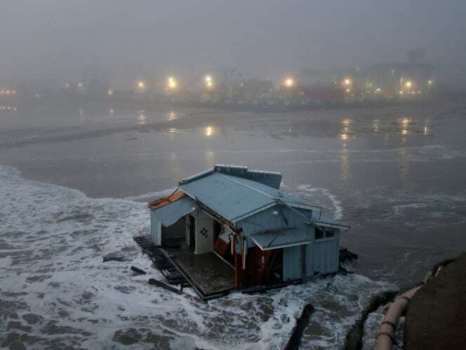 Muelle colapsa en California y queda flotando a la deriva en medio de tormenta