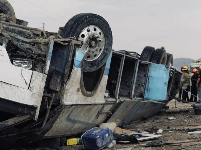 Volcadura de autobús de pasajeros en carretera de NL deja dos muertos y 15 heridos