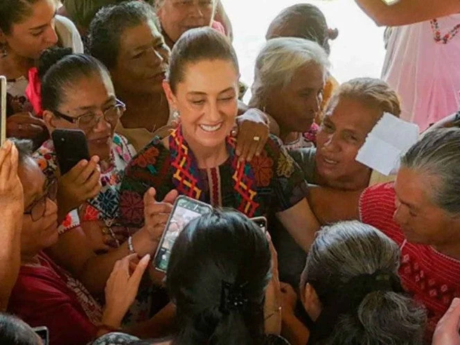 Sheinbaum entrega Créditos a la Palabra a mujeres artesanas del Pueblo Amuzgo