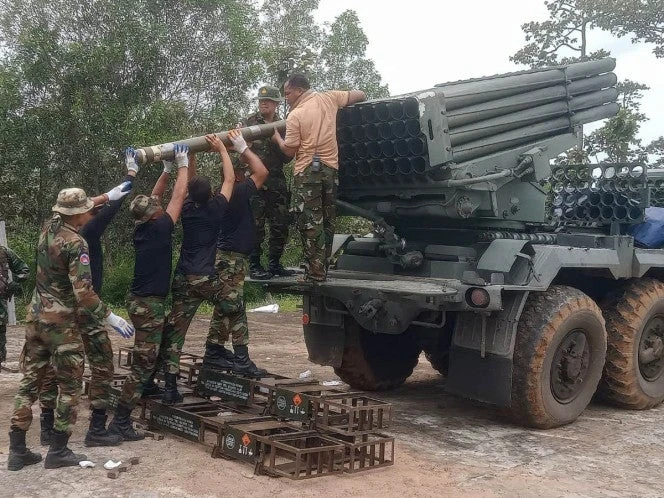 Tailandia evacúa a más de 100 mil personas por enfrentamientos con Camboya