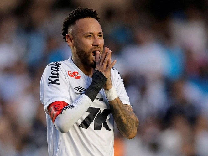 Neymar es apapachado por Santos: 