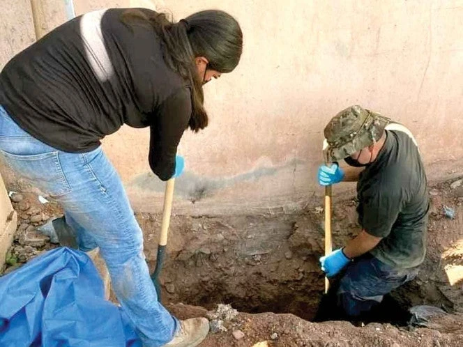 Hallan 3 cuerpos en fosa oculta en casa