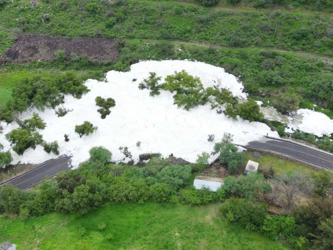 Como en Naucalpan, espuma tóxica ahora cubre carretera de Hidalgo