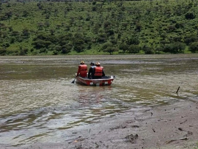 Familia muere tras intentar cruzar un río en camioneta