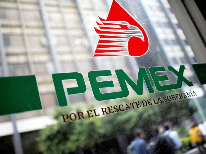 Moody's mejora calificación de Pemex tras plan de rescate del gobierno