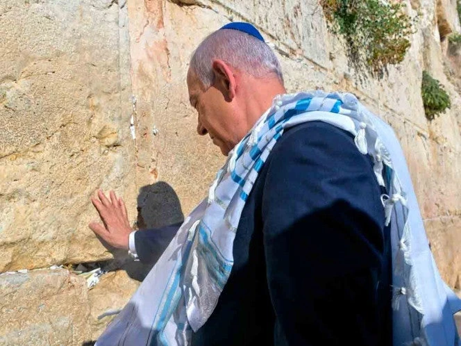 Netanyahu ora por Trump en el Muro de los Lamentos tras bombardeo de EU contra Irán