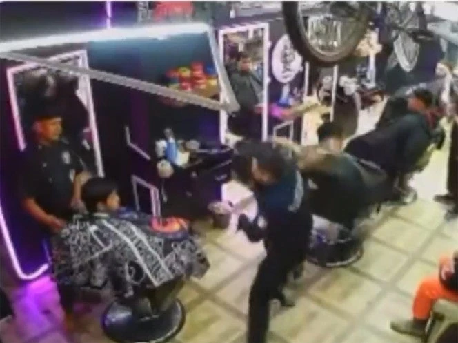 Graban a policía que golpea y lanza al piso a joven peluquero