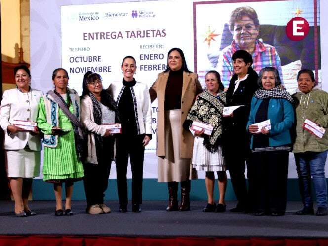 Pensión Mujeres Bienestar: Sheinbaum entrega primera tarjetas; abrirán nuevo registro