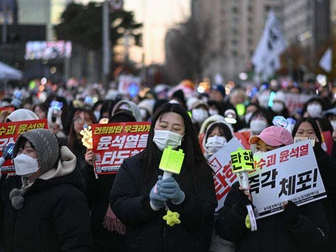 VIDEO: K-pop, villancicos y guillotinas en protestas contra presidente de Corea del Sur