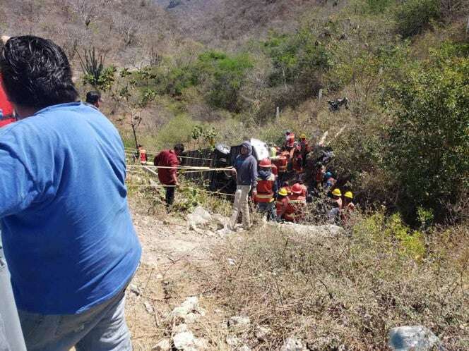 Al menos 11 militantes de Morena mueren tras volcadura de autobús en Oaxaca