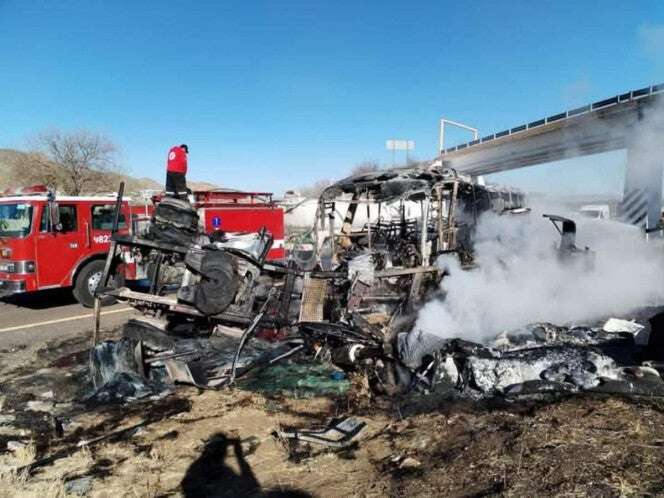 Mueren 14 pasajeros tras choque de autobús con tractocamión