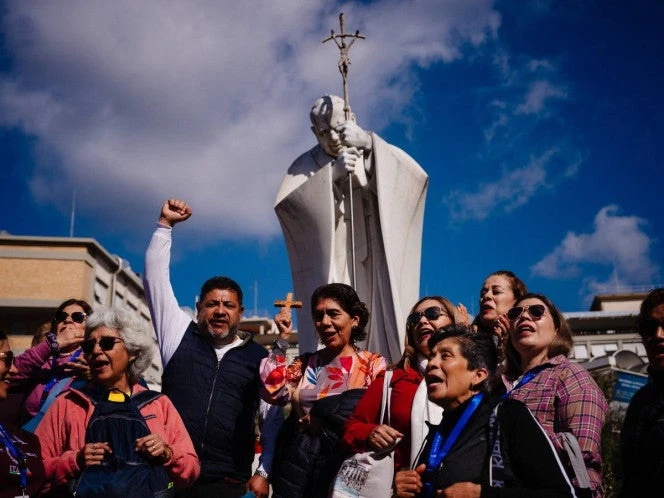 A las puertas del hospital del Papa Francisco, fieles mexicanos rezan por él